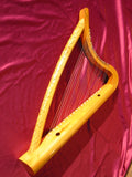 Arpa medieval decorada de 20 cordes