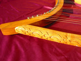 Arpa medieval decorada de 20 cordes